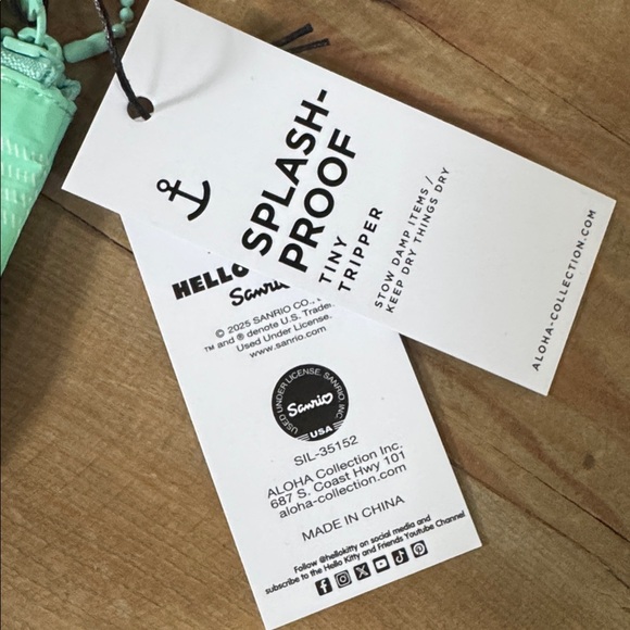 ALOHA Collection Hello Kitty Tiny Tripper - Picture 3 of 5